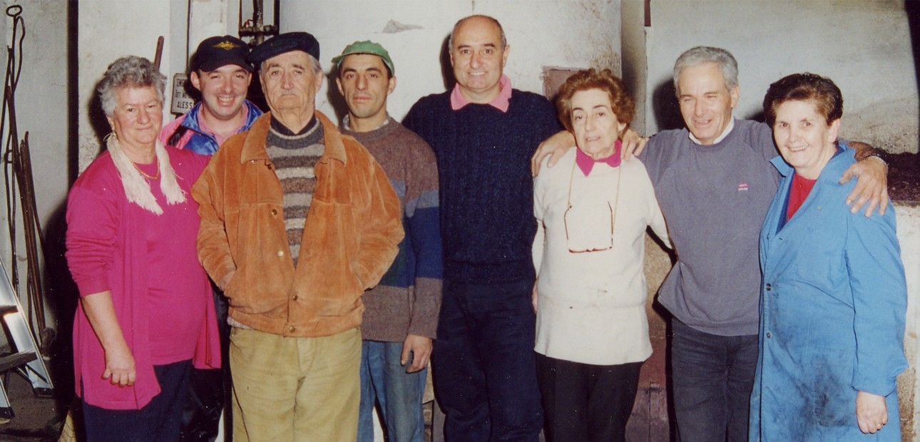 Nevina, Paulito, Franco, Sandro, Susanna, Ivano e Pina. Titolari e dipendenti assieme in distilleria.