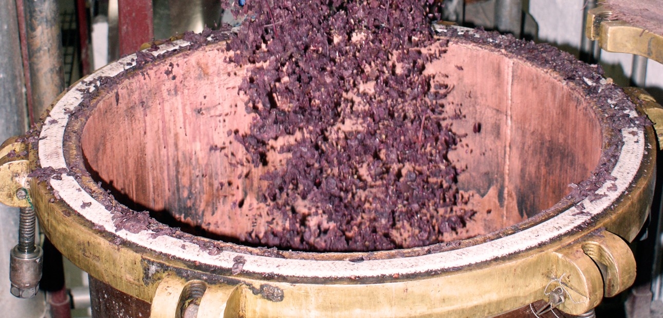 Alambicco bagnomaria Piemontese carico vinacce