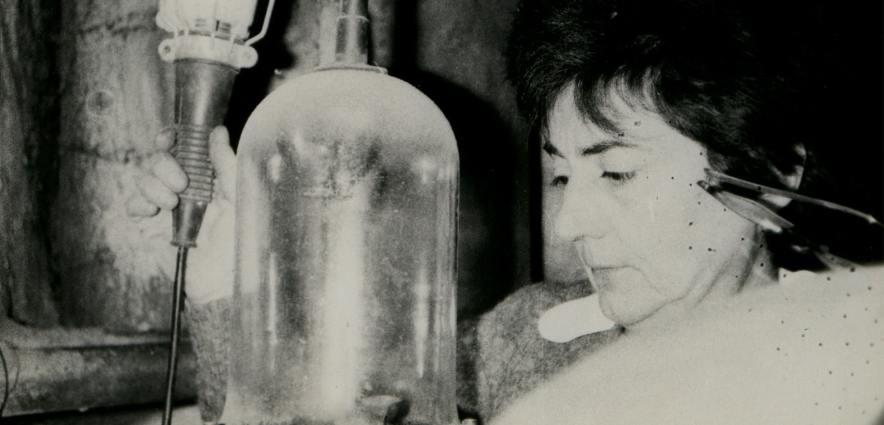 Susanna in distilleria mentre guarda il densimetro